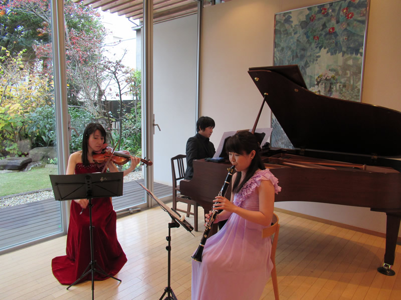 ミニコンサートの様子 季節の花々をバックに素晴らしい演奏でした